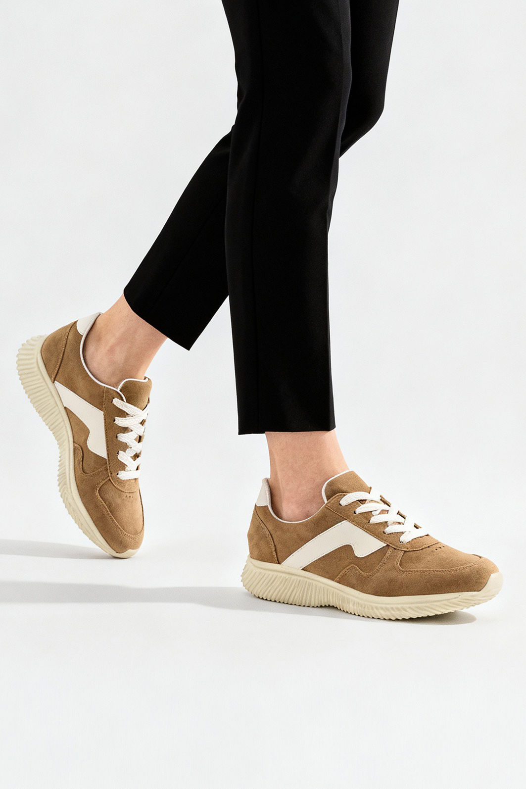 Tênis Moderno com Recortes Taupe