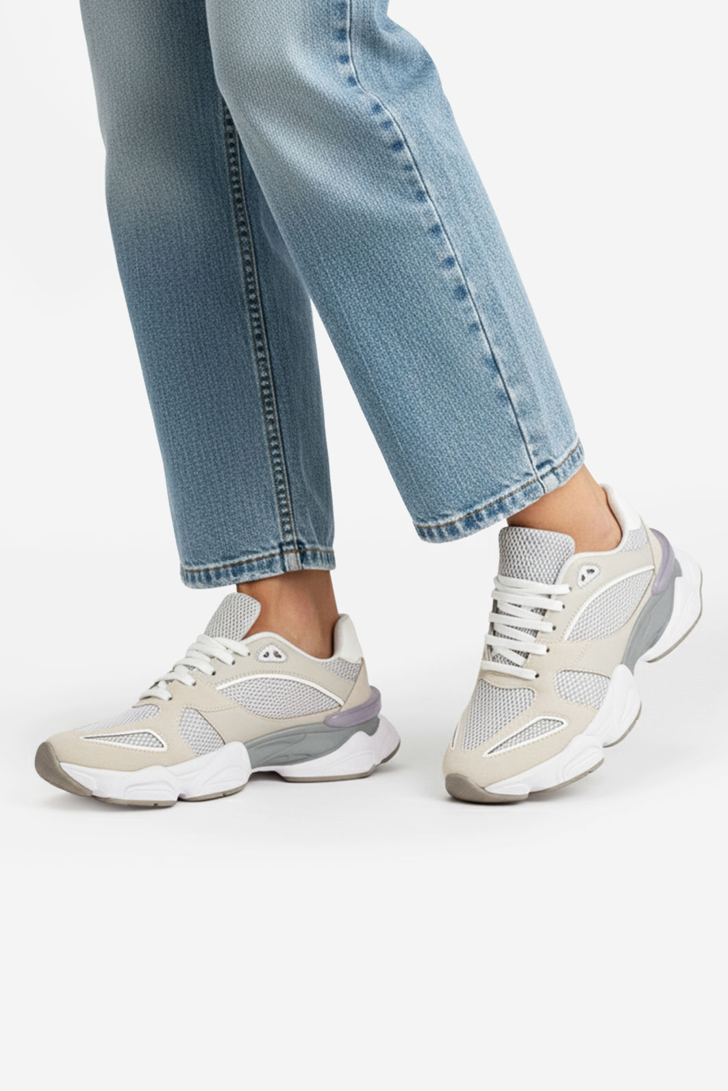 Tênis Moderno com Recortes Estilosos Cinza