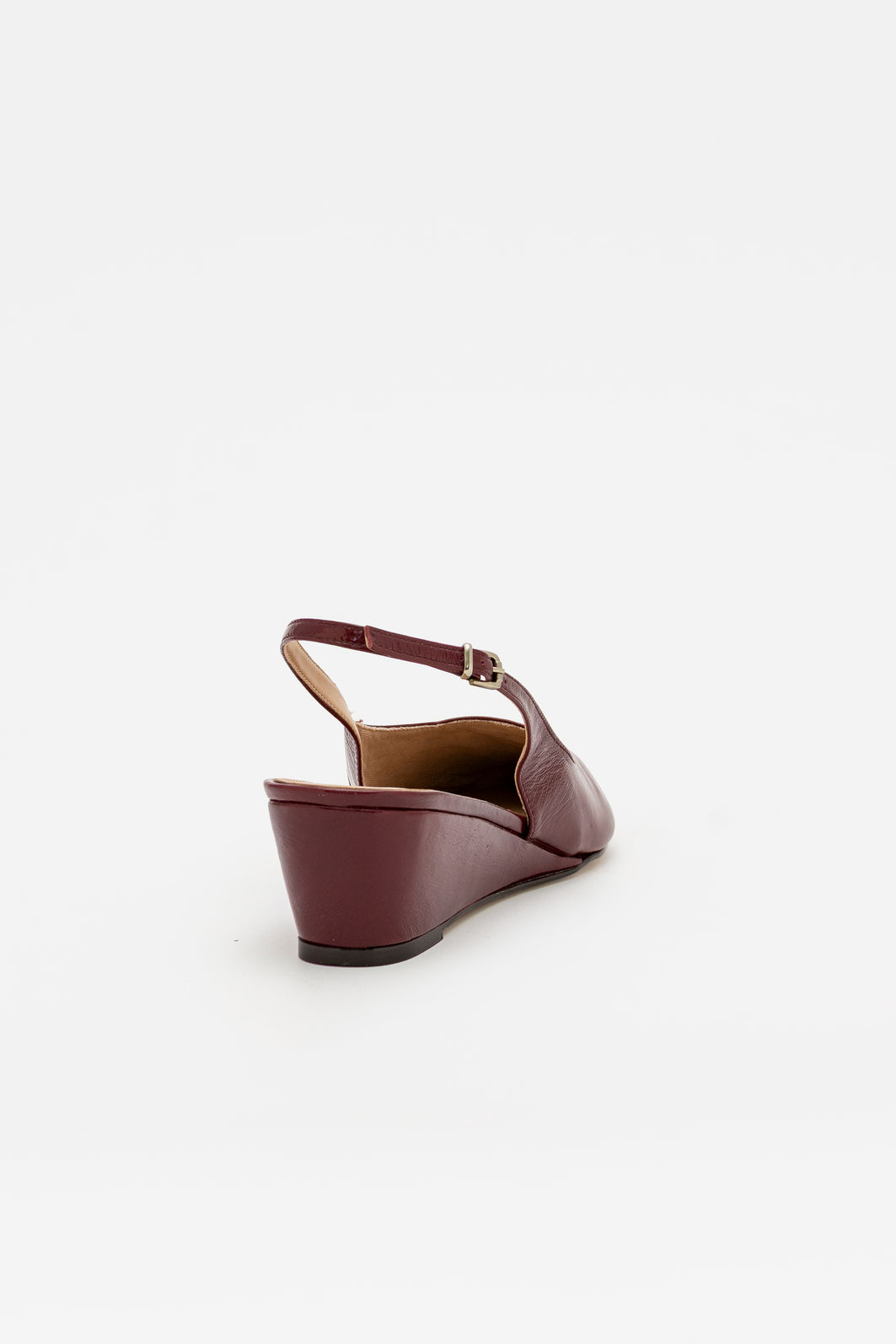 Chanel em Couro Verniz com Salto Anabela Baixo Bordo