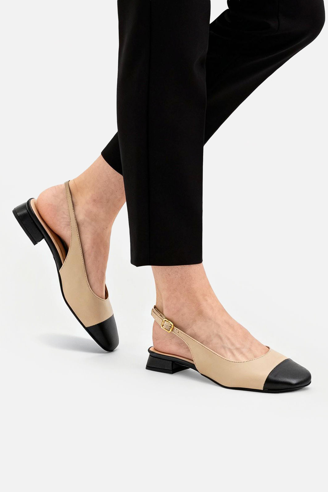 Chanel Bicolor com Bico Quadrado e Salto Baixo Amêndoa