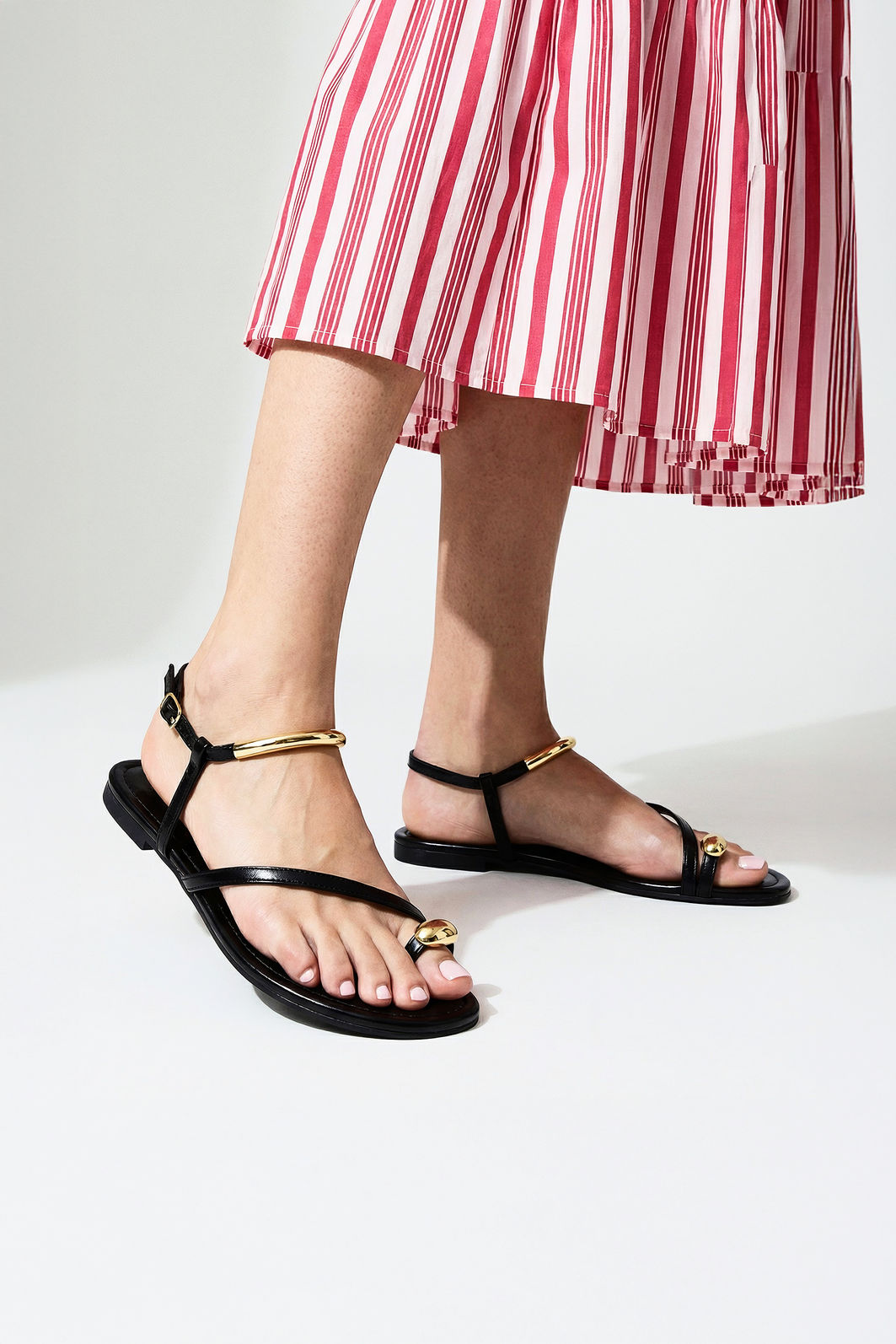 Rasteira Estilosa com Enfeites Metálicos Preto Rasteira Estilosa com Enfeites Metálicos Preto