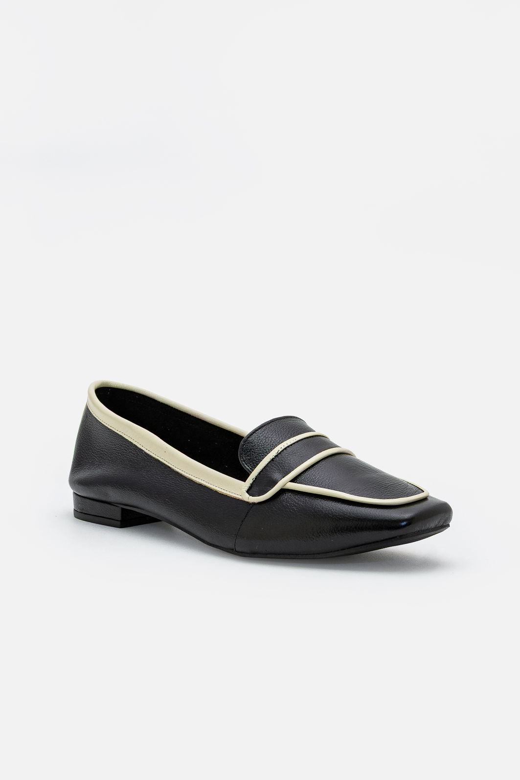 Mocassim em Couro Preto com Off White Mocassim em Couro Preto com Off White