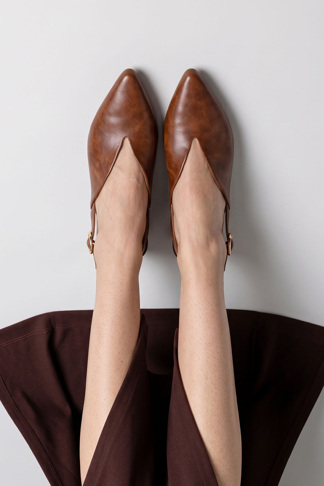 Slingback com Decote e Salto Baixo Tostado Slingback com Decote e Salto Baixo Tostado