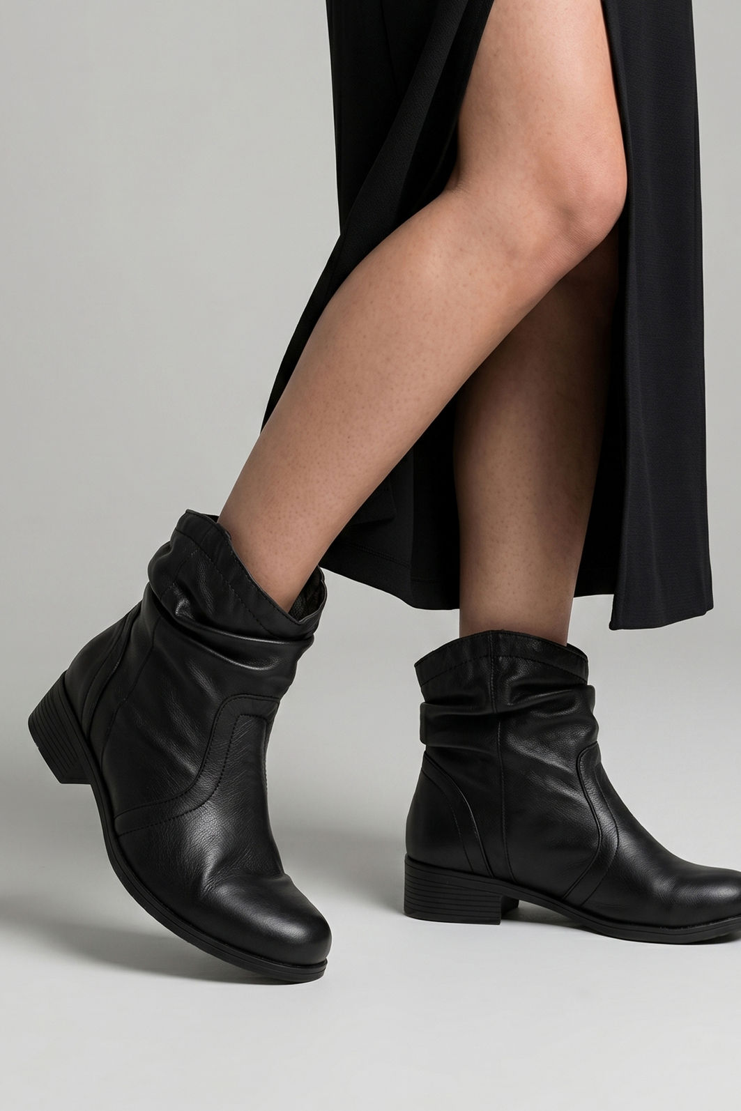 Bota em Couro com Cano Franzido Preta Bota em Couro com Cano Franzido Preta