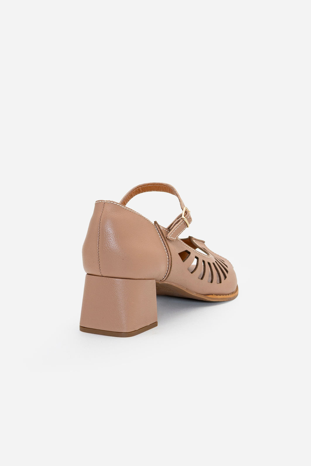 Peep Toe em Couro com Recortes Laser e Salto Bloco Amêndoa Peep Toe em Couro com Recortes Laser e Salto Bloco Amêndoa