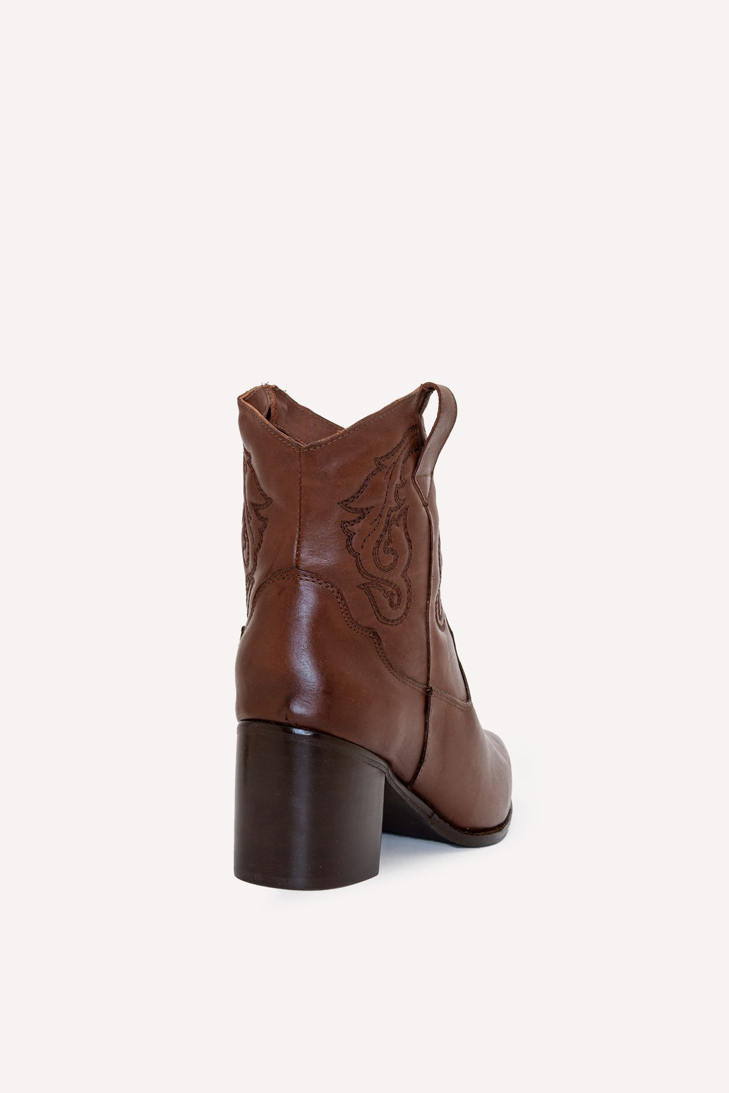 Bota em Couro com Bordado Cano Médio Western Tostado