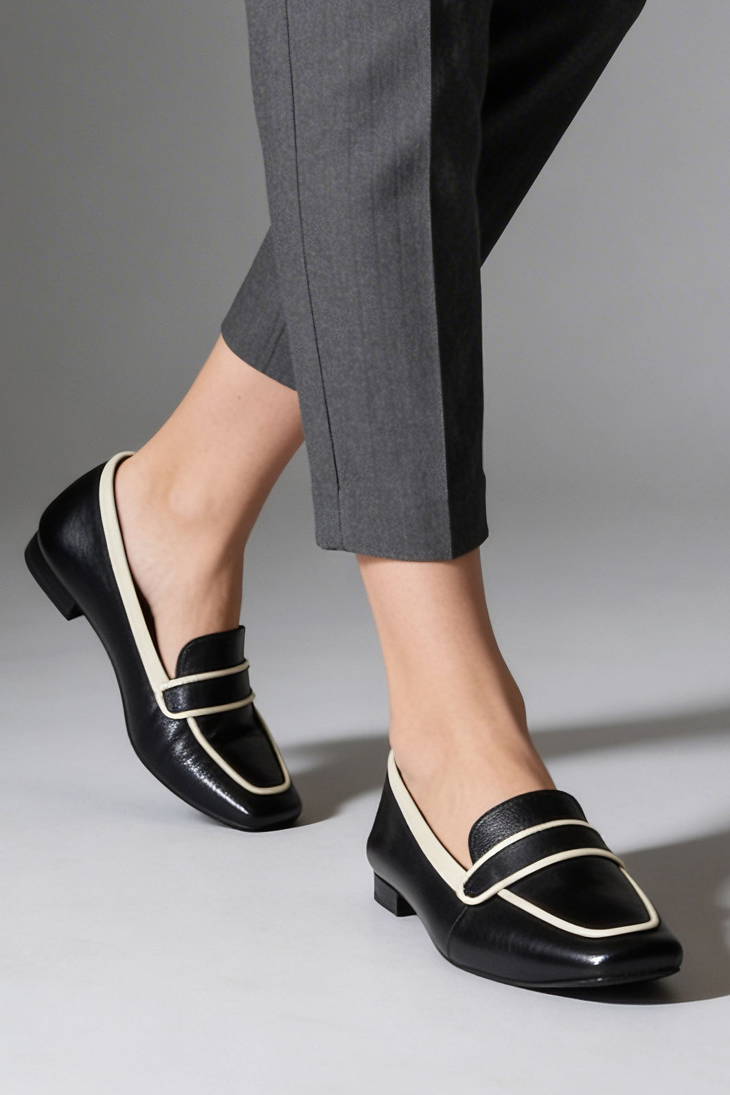 Mocassim em Couro Preto com Off White Mocassim em Couro Preto com Off White