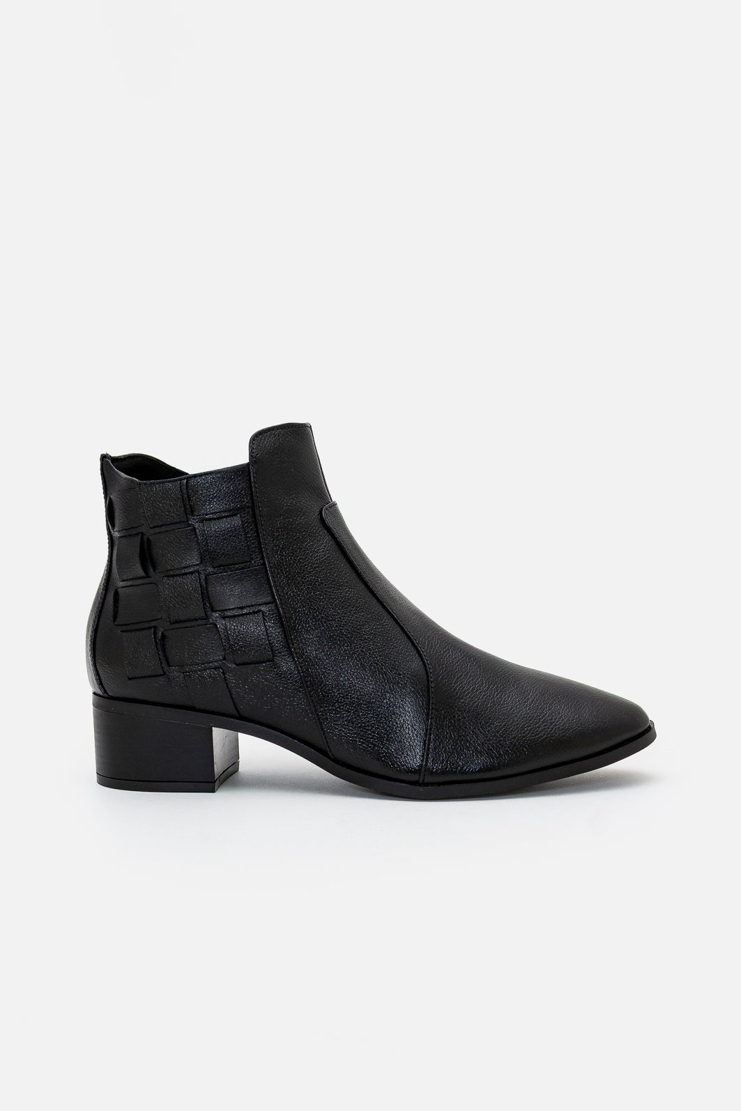 Bota em Couro Cano Curto Elegante Preta Bota em Couro Cano Curto Elegante Preta