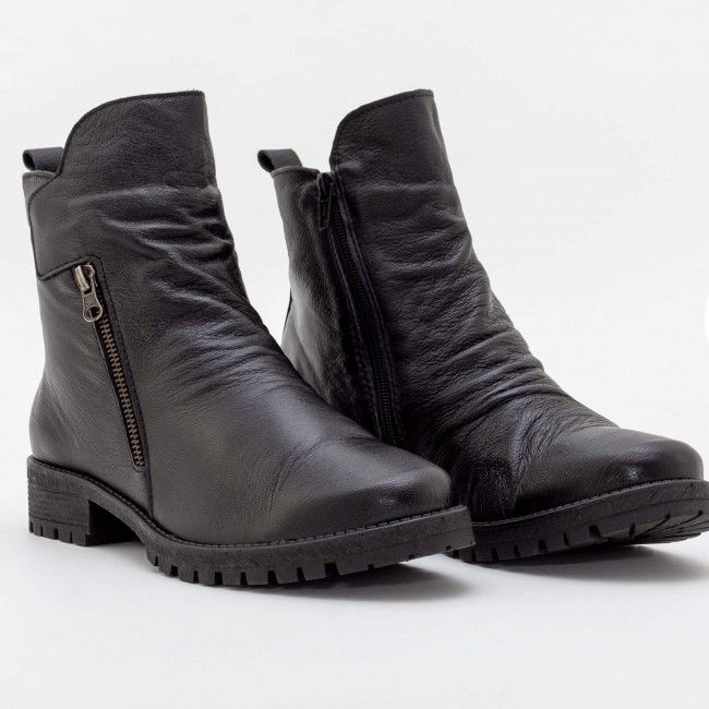 Bota Super Confortável com Cano Curto em Couro Preta Bota Super Confortável com Cano Curto em Couro Preta