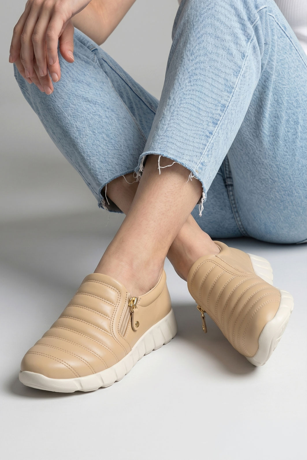 Tênis Slip On Piccadilly com Zíper Lateral Amêndoa Tênis Slip On Piccadilly com Zíper Lateral Amêndoa