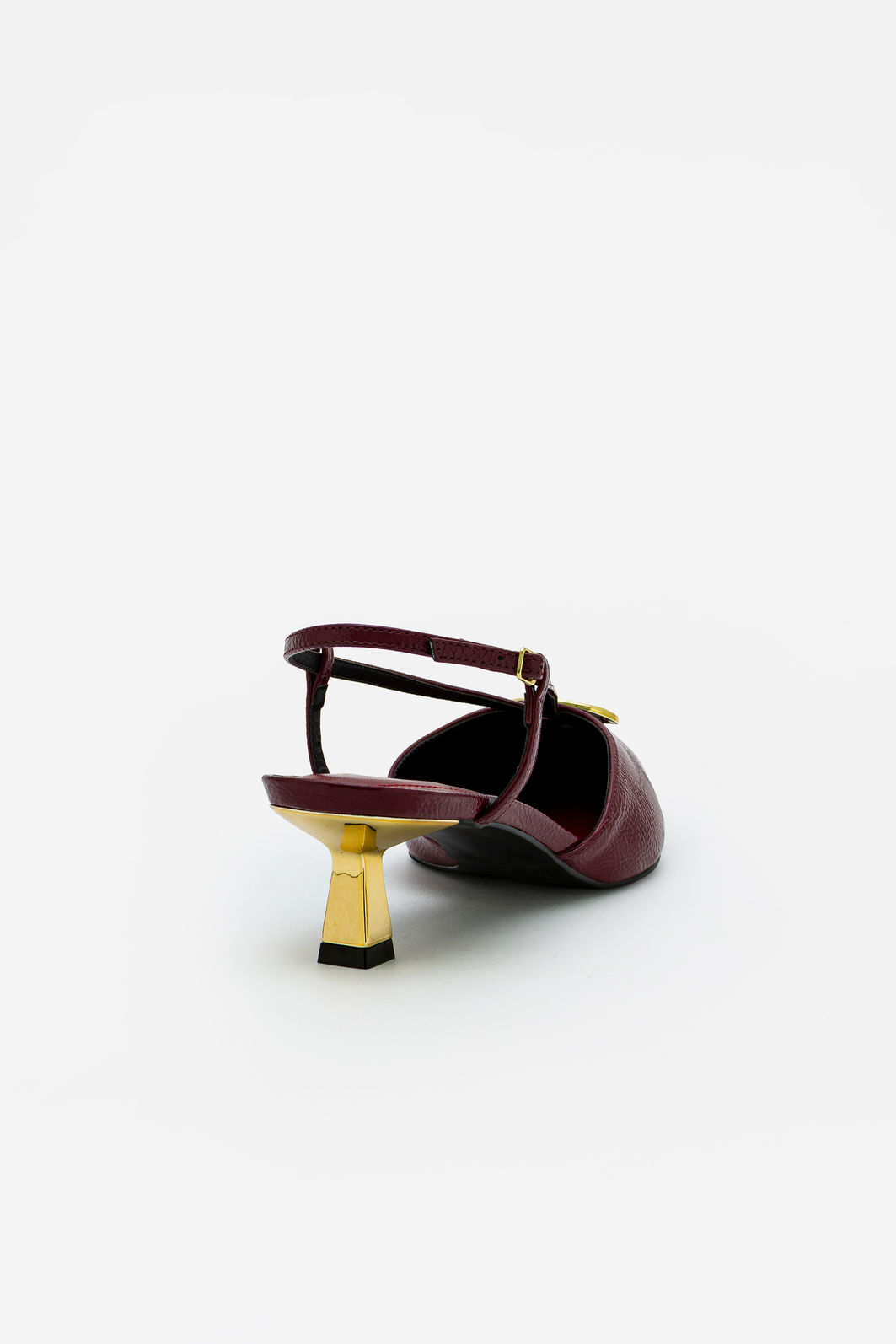 Chanel Elegante com Enfeite e Salto Metálico Bordo Chanel Elegante com Enfeite e Salto Metálico Bordo