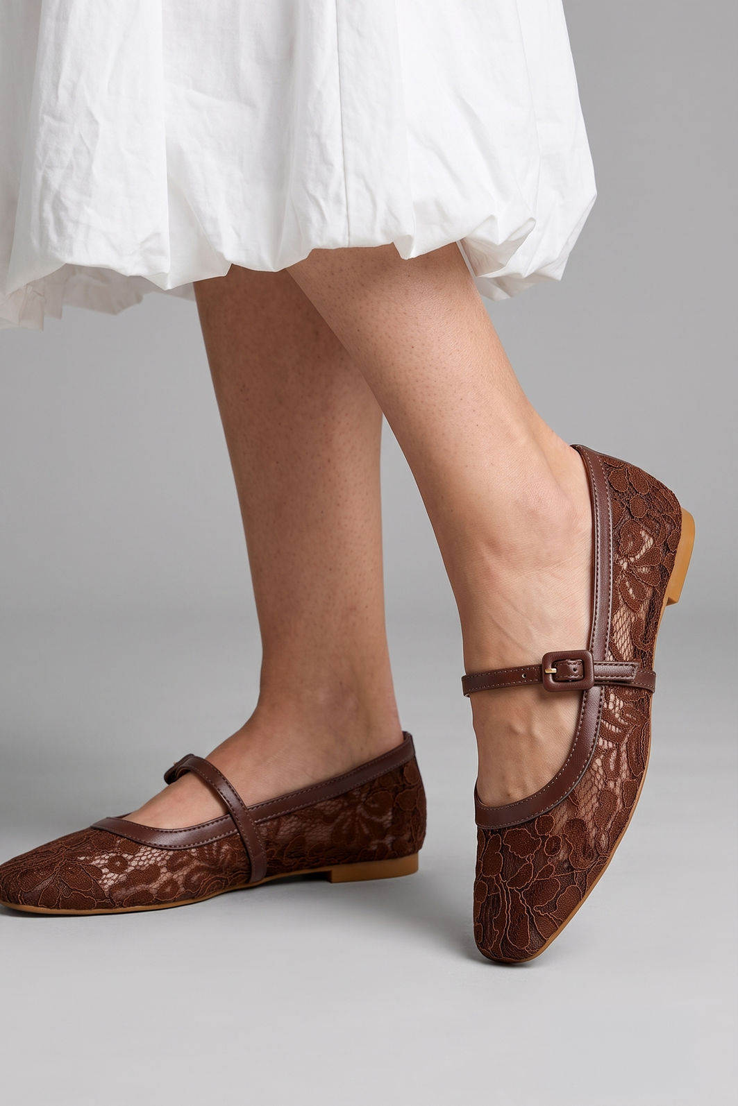 Sapatilha em Renda com Fivela Lateral Marrom Sapatilha em Renda com Fivela Lateral Marrom