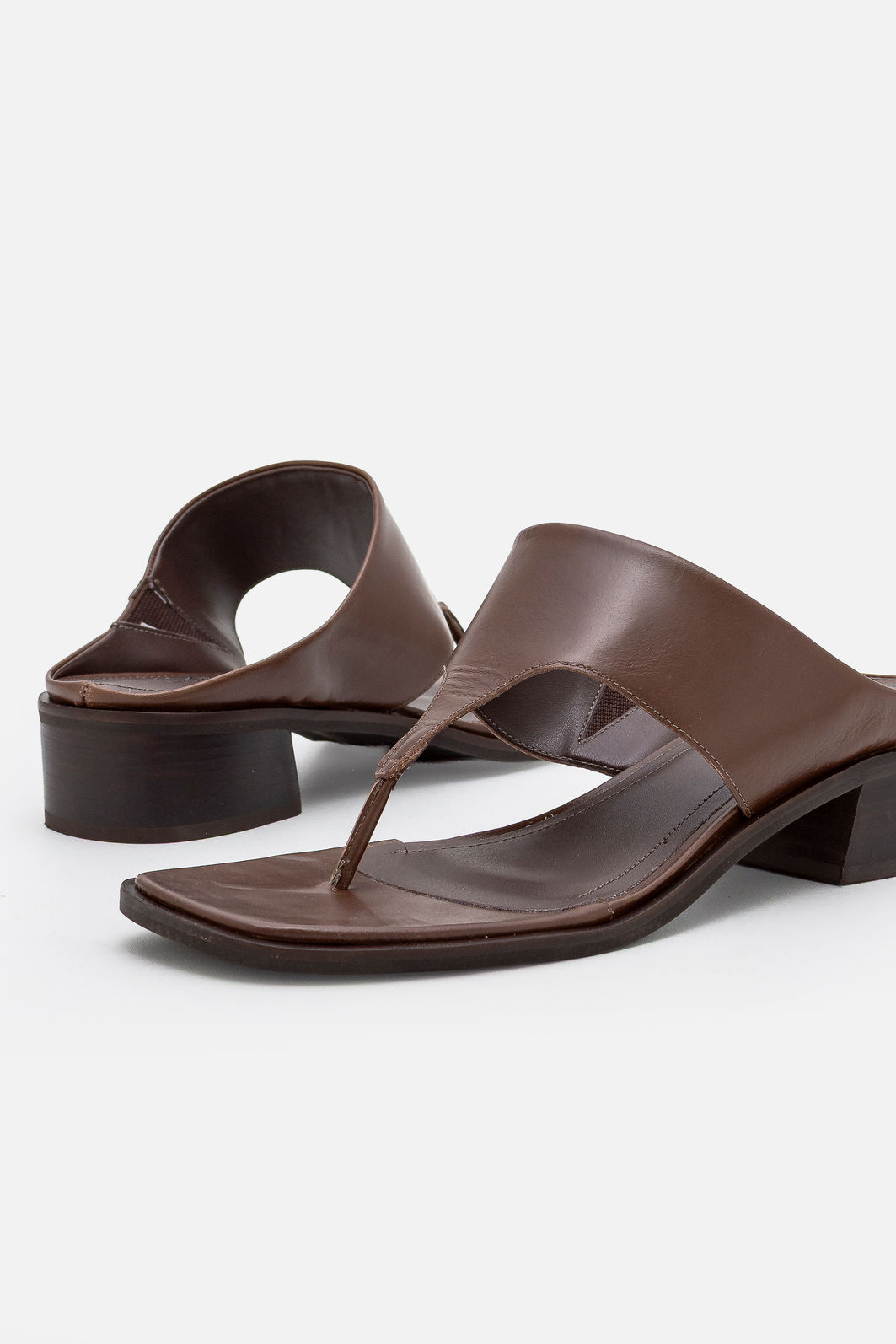 Mule Minimalista em Couro com Salto Bloco Café Mule Minimalista em Couro com Salto Bloco Café