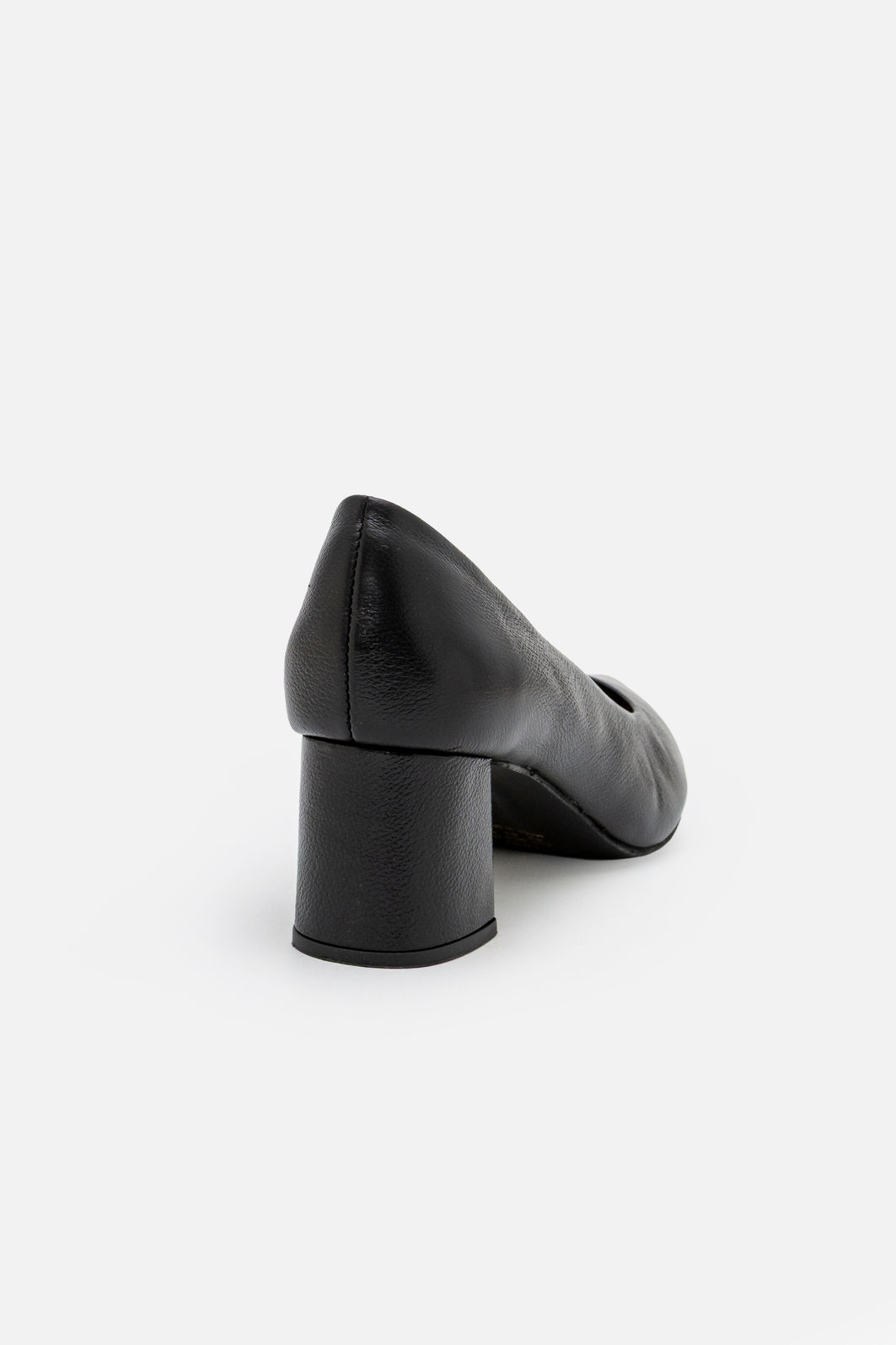 Scarpin Clássico em Couro com Salto Bloco Preto Scarpin Clássico em Couro com Salto Bloco Preto