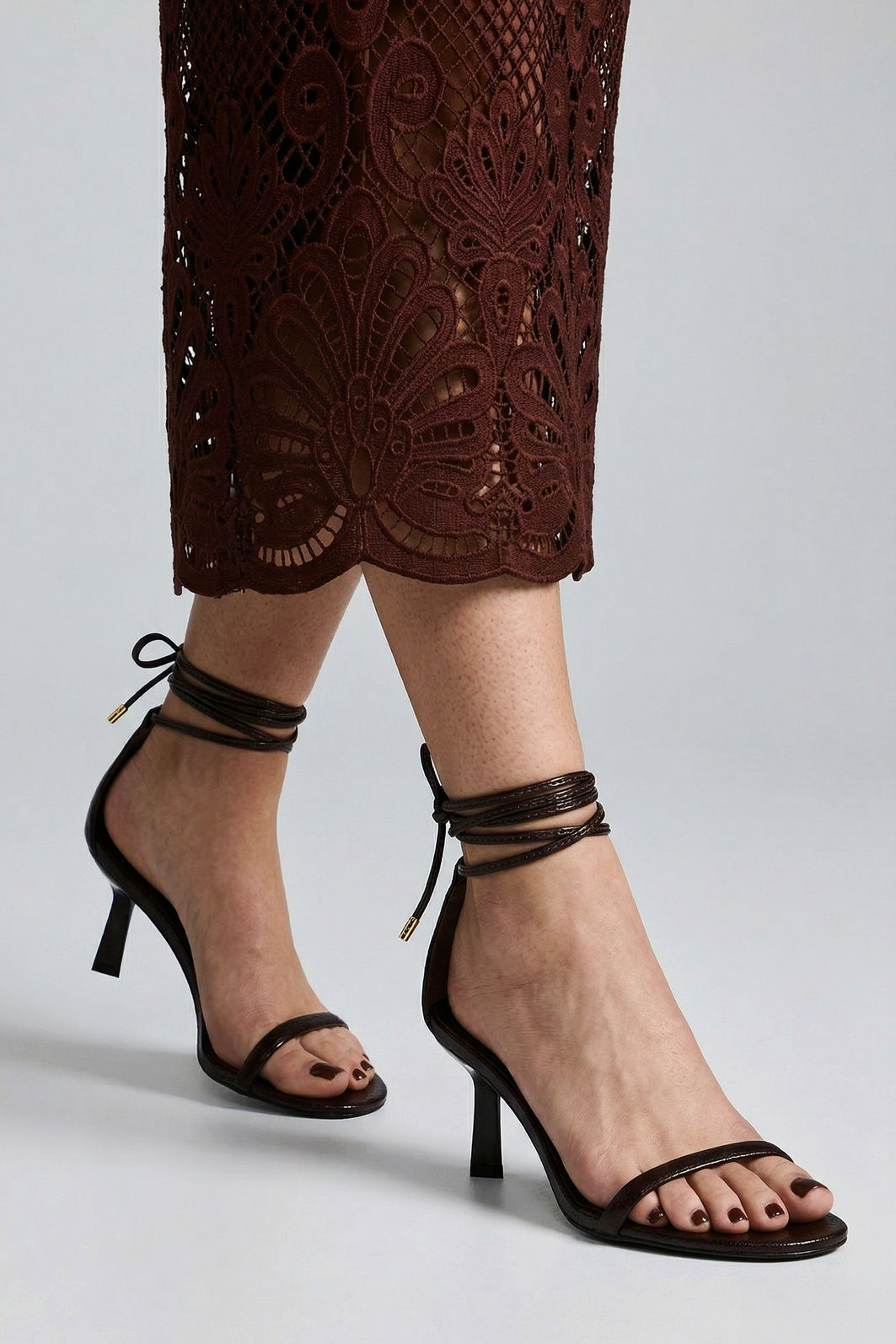 Sandália Delicada com Tira Fina com Salto Geométrico Marrom Sandália Delicada com Tira Fina com Salto Geométrico Marrom