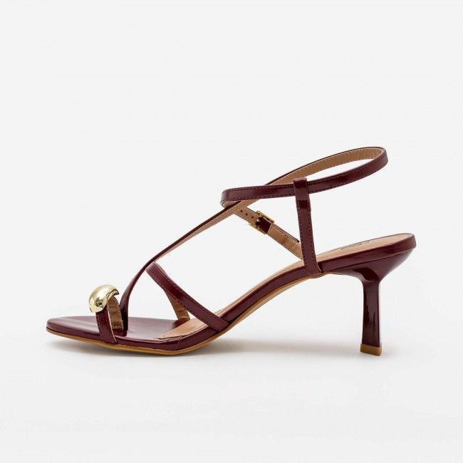 Sandália Moderna com Dedão e Esfera Dourada Bordô Sandália Moderna com Dedão e Esfera Dourada Bordô