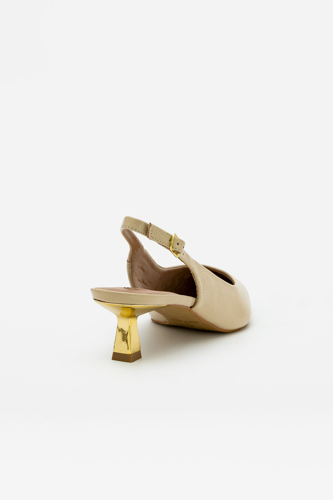 Slingback em Verniz com Salto Cromado Amêndoa Slingback em Verniz com Salto Cromado Amêndoa