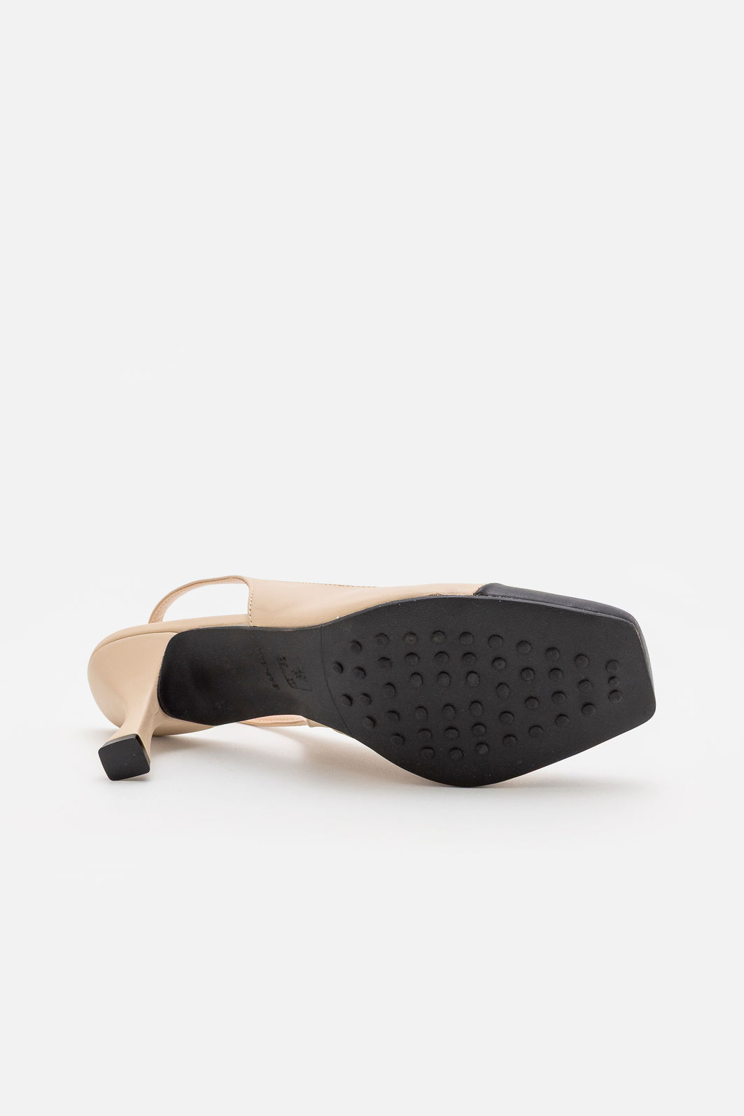 Chanel Bicolor com Bico Quadrado e Salto Taça Amêndoa