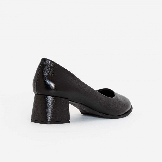 Scarpin Básico em Couro com Bico Redondo Preto Scarpin Básico em Couro com Bico Redondo Preto