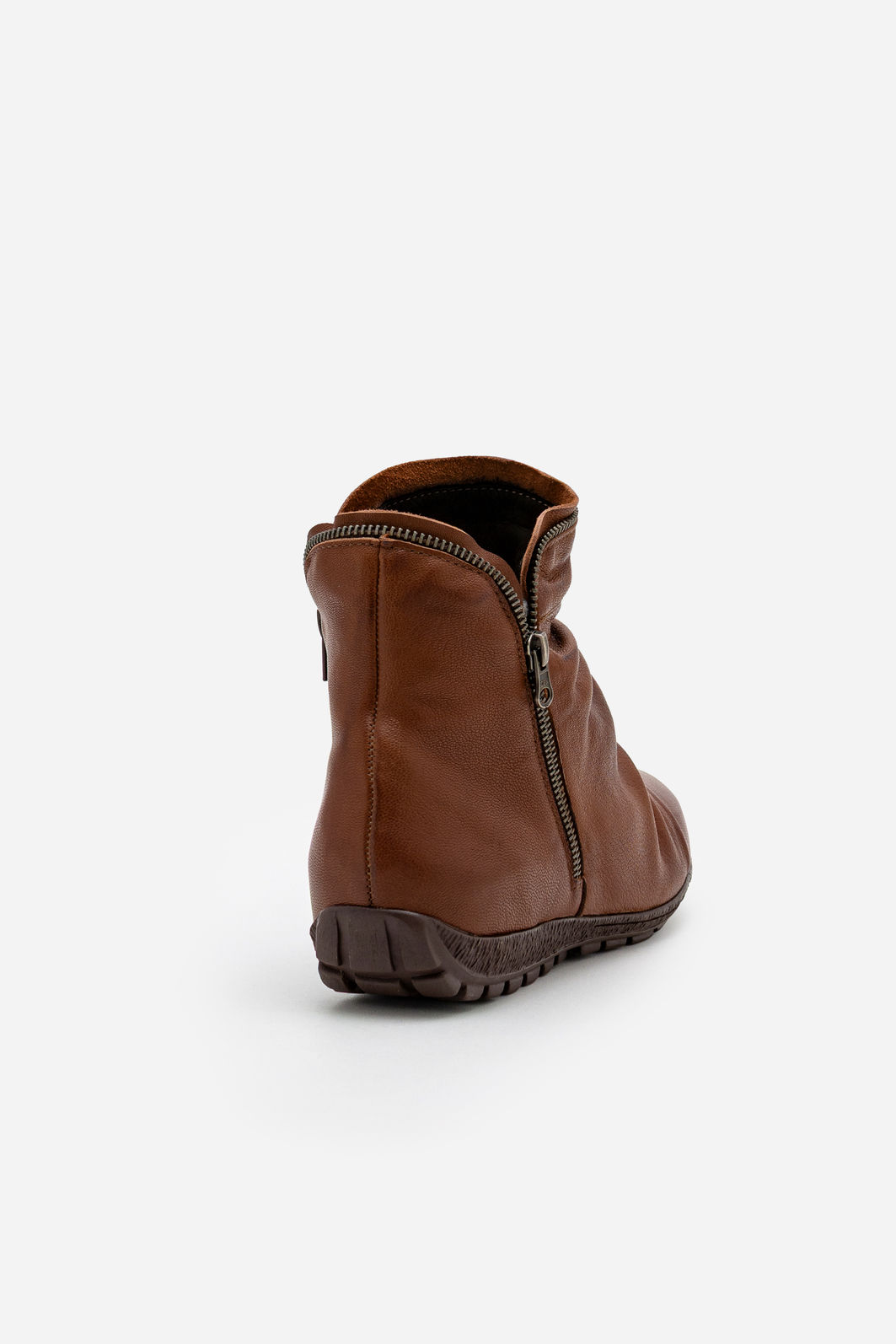Bota em Couro com Cano Franzido em Sola de Borracha Tostado Bota em Couro com Cano Franzido em Sola de Borracha Tostado