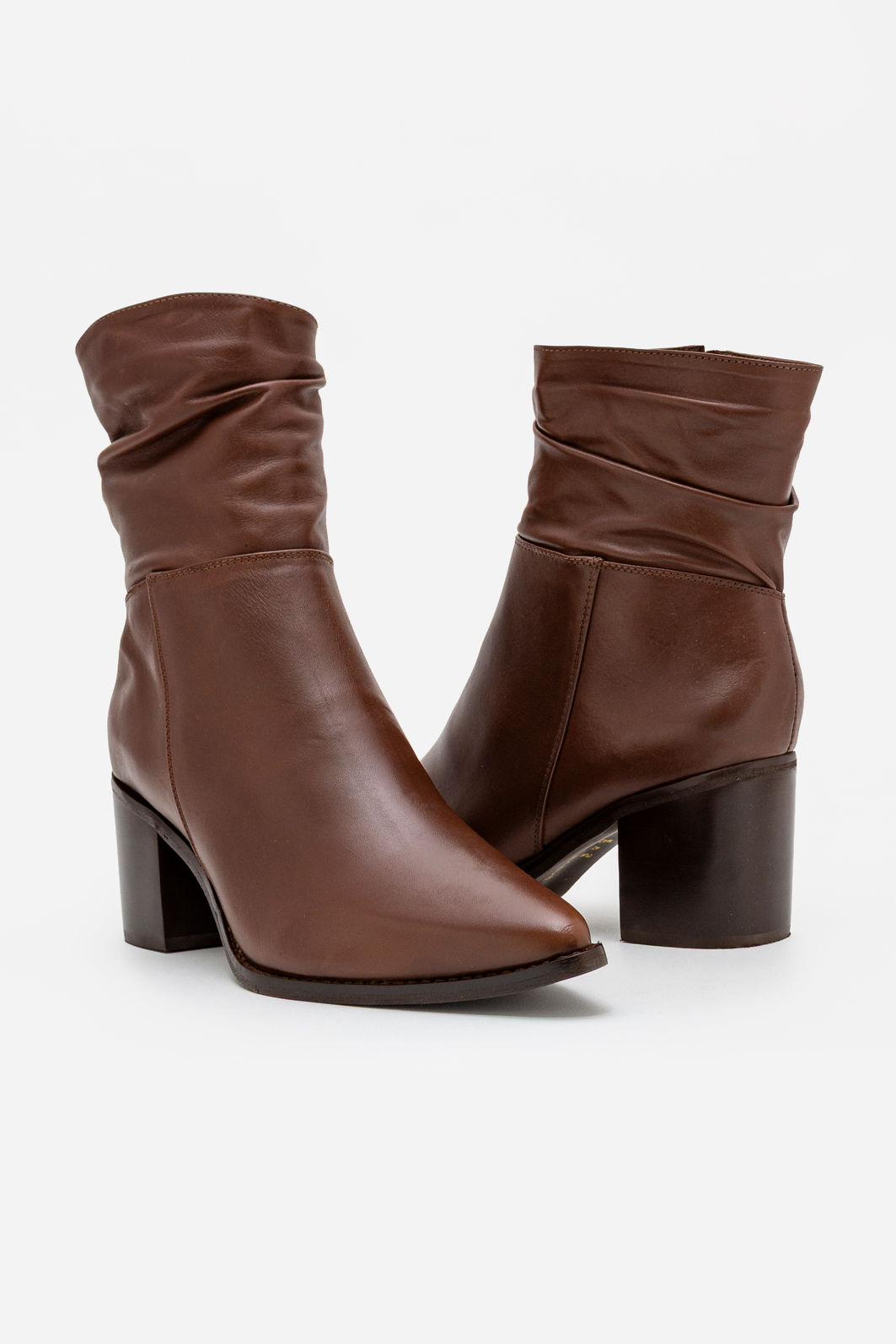 Bota em Couro Western Cano Médio Franzido Marrom Bota em Couro Western Cano Médio Franzido Marrom