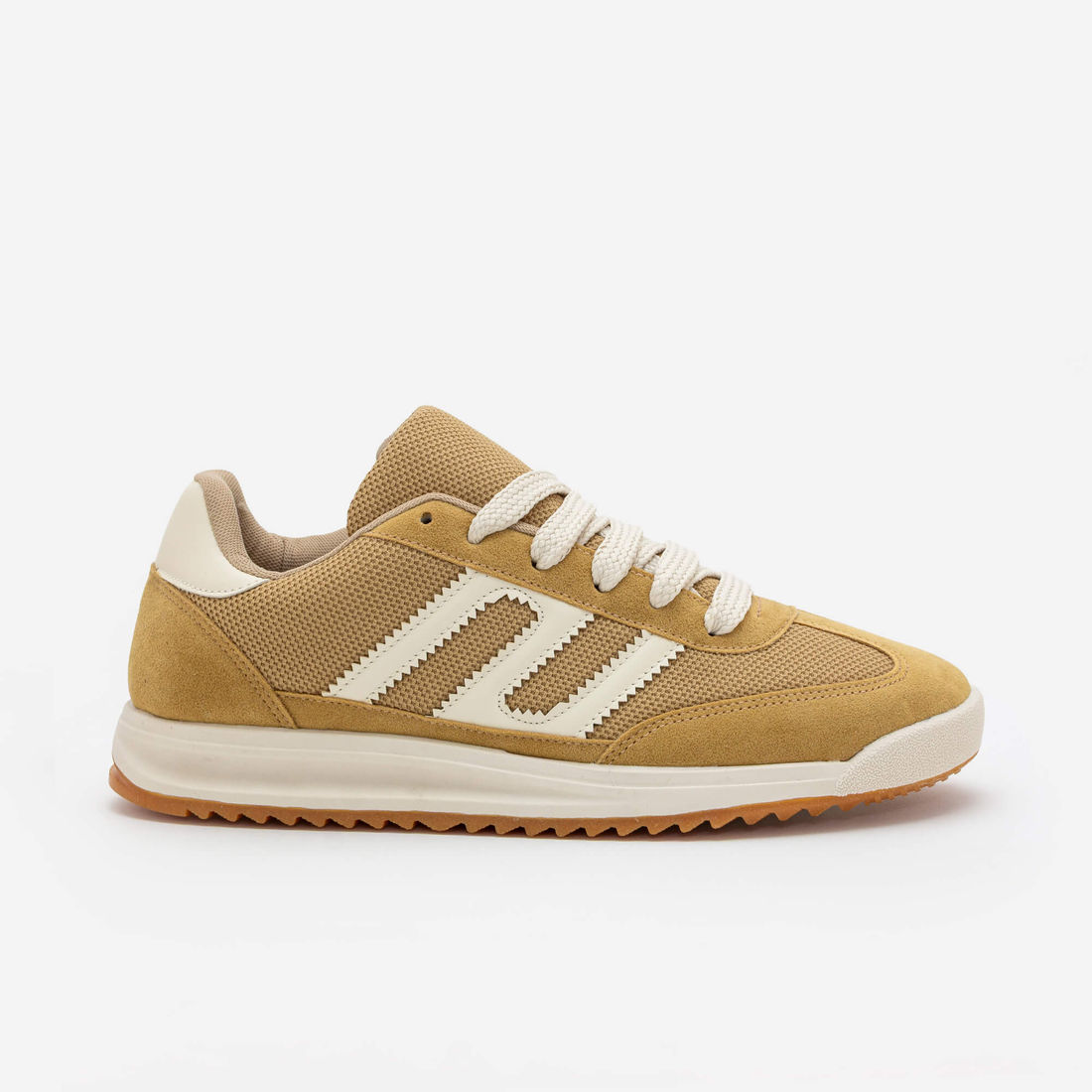 Tênis em Camurça com Sola Esportiva Bege Tênis em Camurça com Sola Esportiva Bege