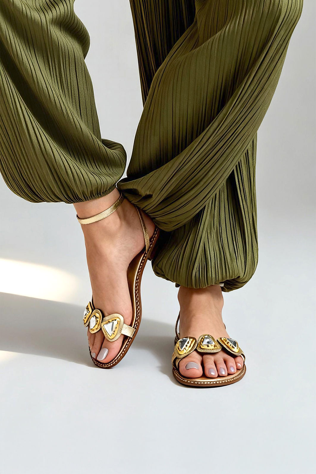 Rasteira em Couro com Enfeites Orgânicos Ouro