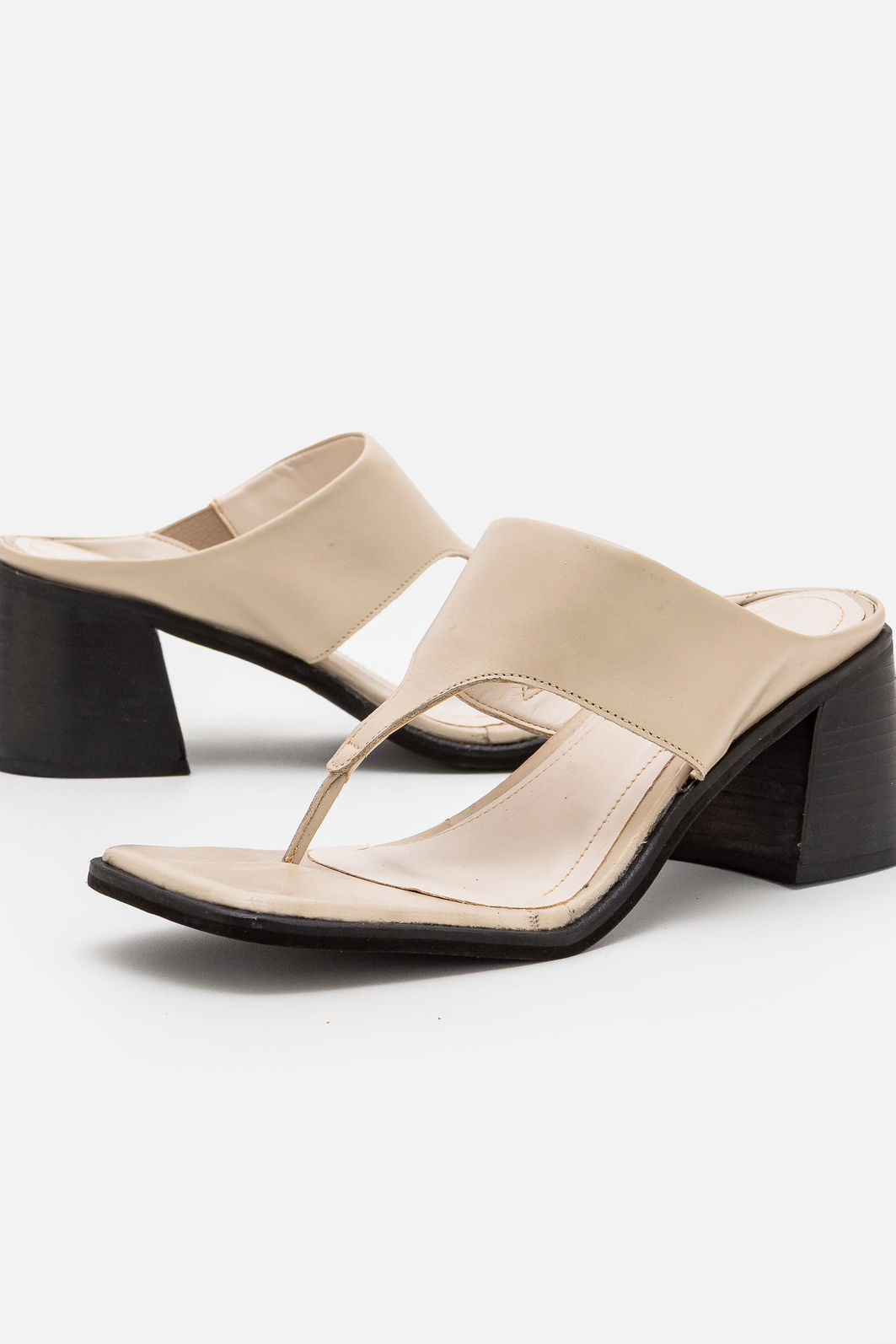 Mule Minimalista em Couro com Salto Blocão Off White Mule Minimalista em Couro com Salto Blocão Off White