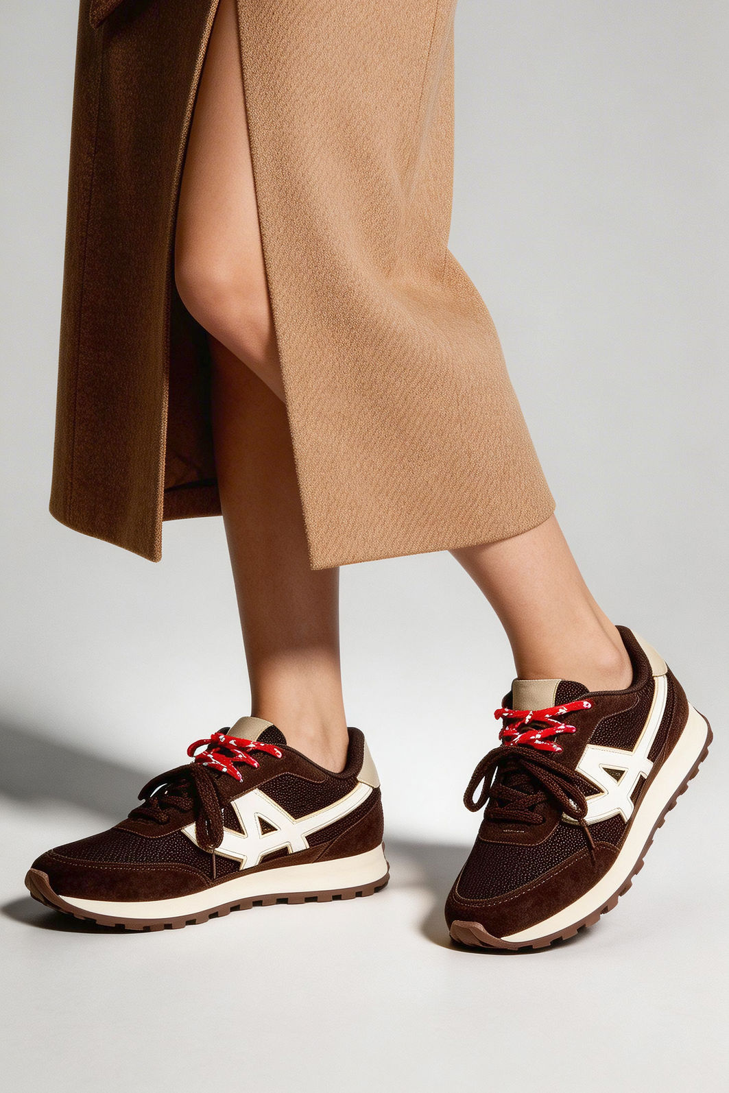 Tênis Estilo com Recortes Café