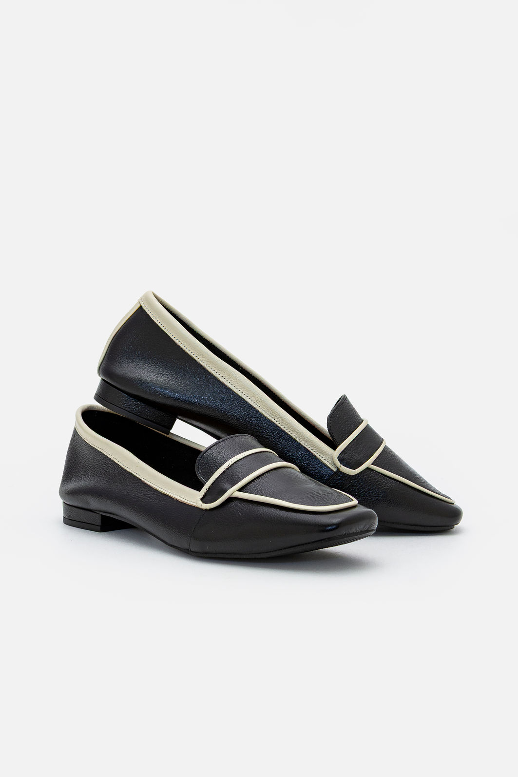 Mocassim em Couro Preto com Off White Mocassim em Couro Preto com Off White