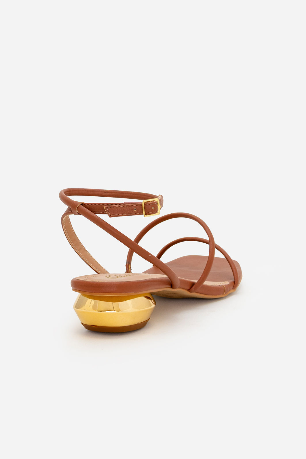 Sandália com Tiras Delicadas e Salto Cromado Baixo Caramelo Sandália com Tiras Delicadas e Salto Cromado Baixo Caramelo