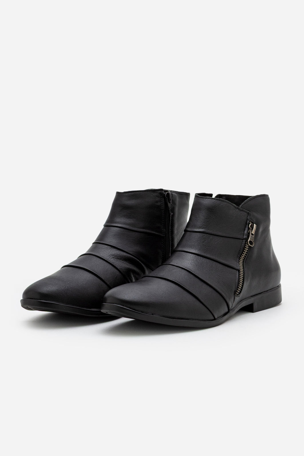 Bota em Couro Cano Curto Preta Bota em Couro Cano Curto Preta