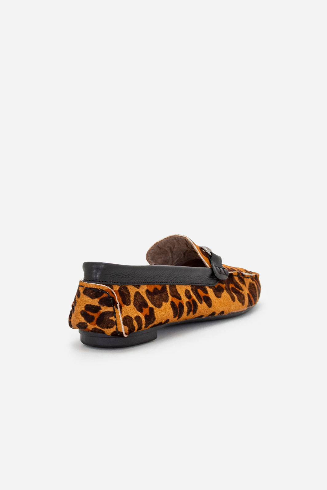 Mocassim em Couro com Enfeite Metálico Onça Mocassim em Couro com Enfeite Metálico Onça