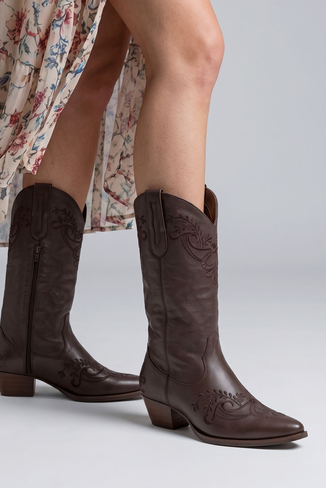 Bota Western em Couro com Bordados Marrom