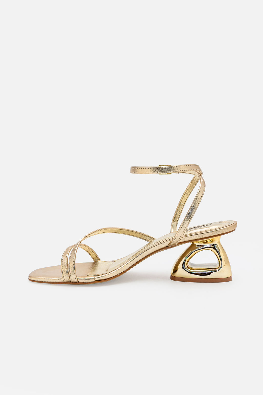 Sandália com Tiras Delicadas e Salto Cromado Ouro Sandália com Tiras Delicadas e Salto Cromado Ouro