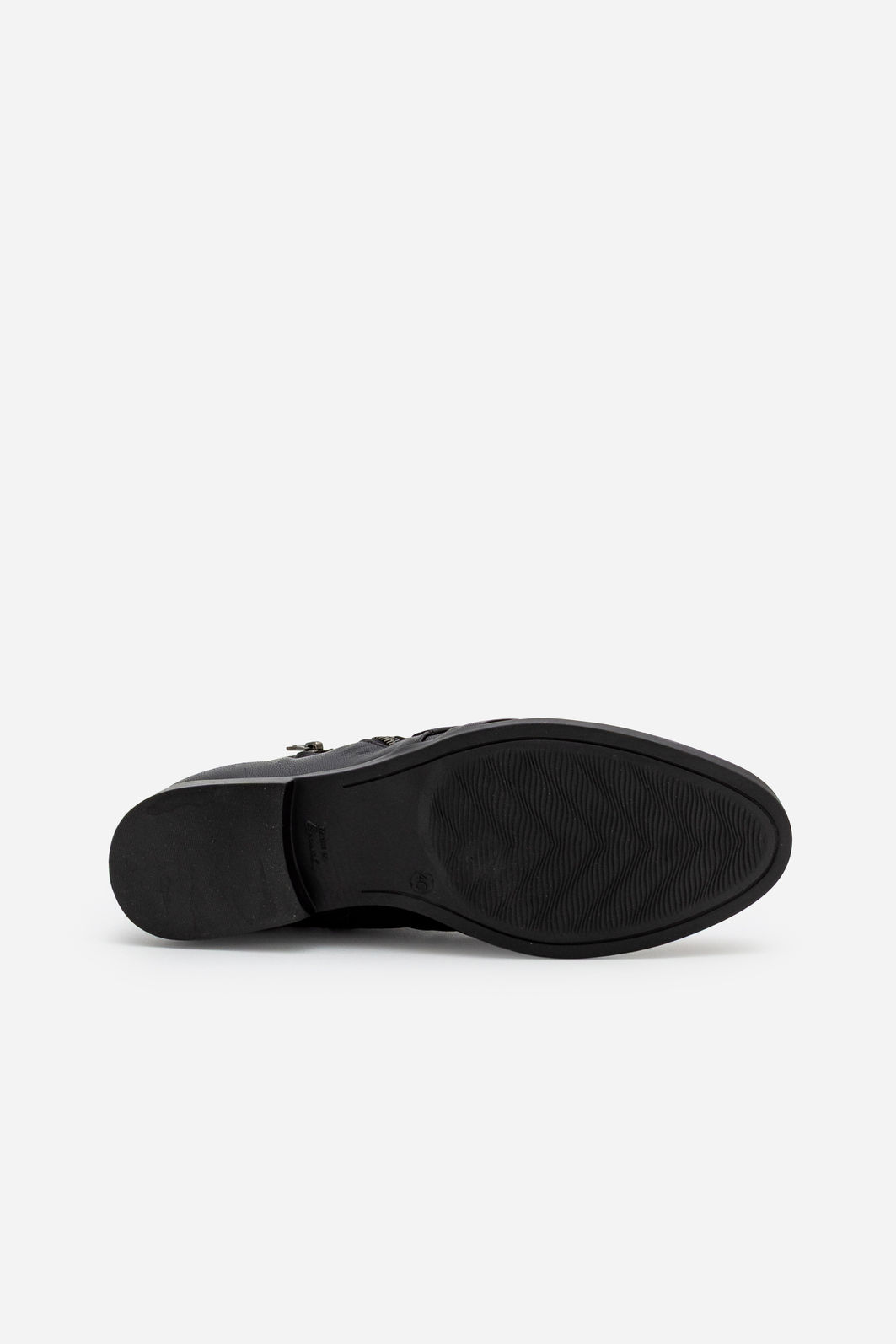 Bota em Couro Cano Curto Preta Bota em Couro Cano Curto Preta