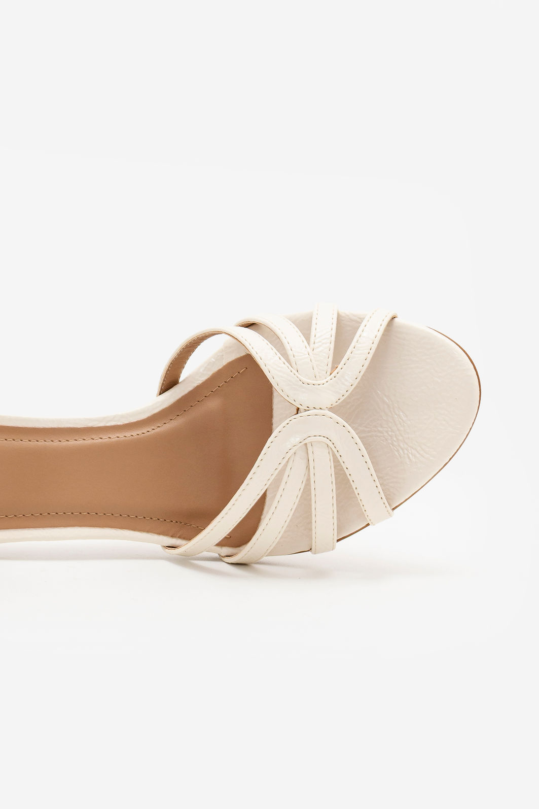 Sandália em Tiras Finas com Tornozeleira Salto Médio Off White