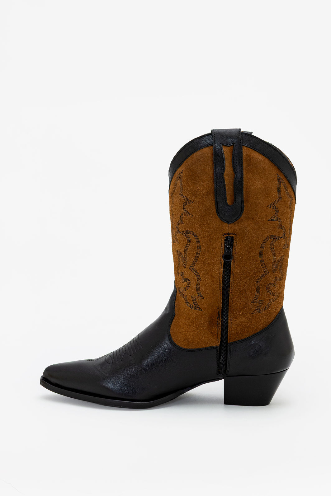 Bota Western em Couro com Cano Castor Bordado Preta