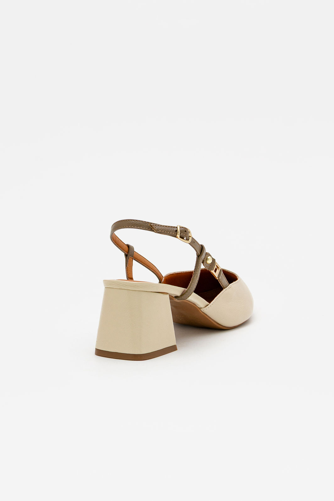 Chanel em Couro com Salto Bloco Off White Chanel em Couro com Salto Bloco Off White