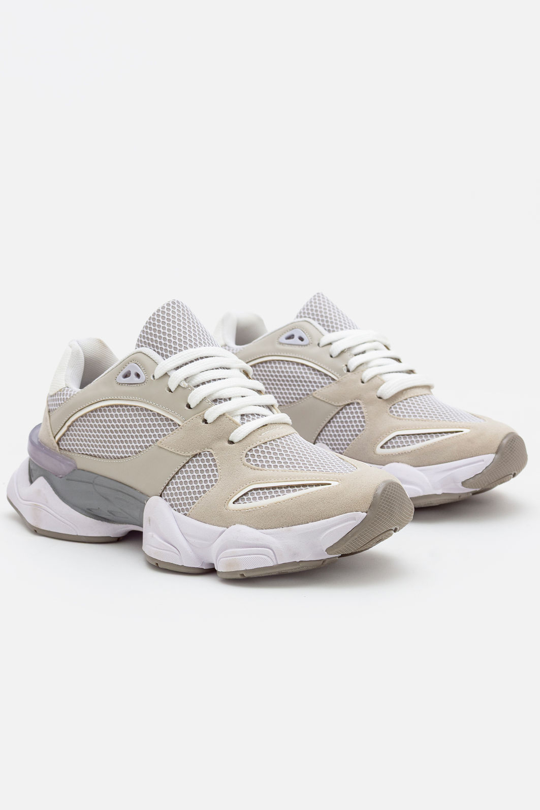 Tênis Moderno com Recortes Estilosos Cinza