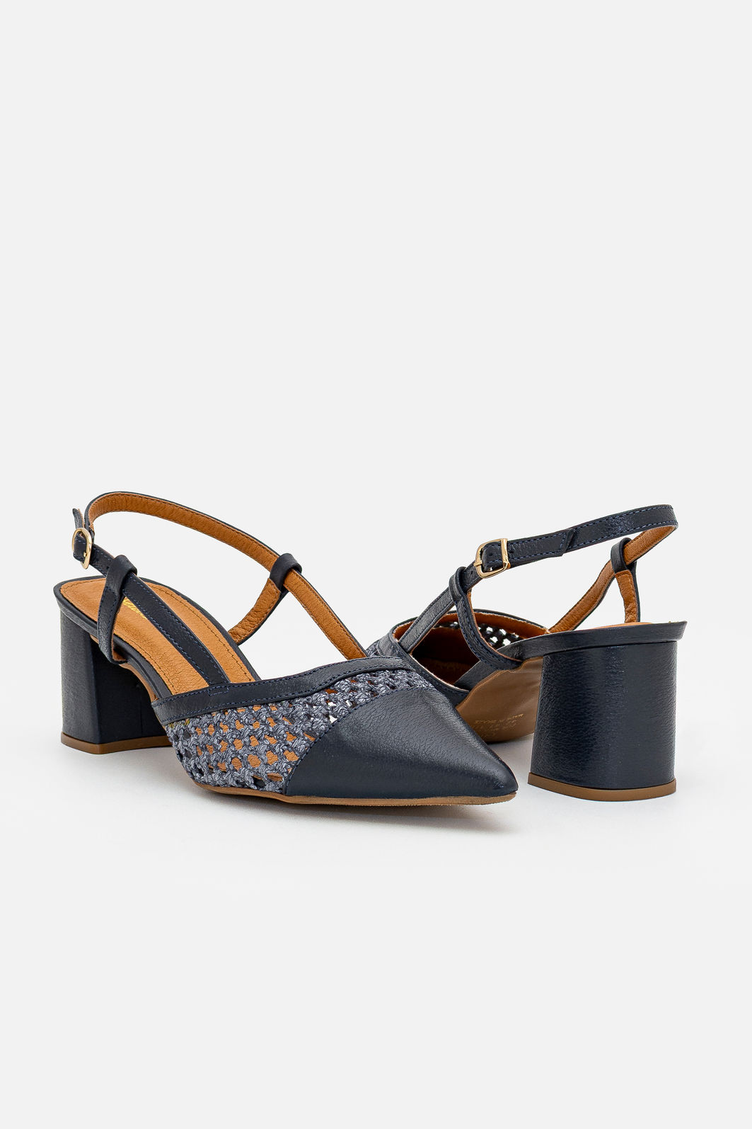 Chanel em Couro com Trissê e Salto Bloco Marinho Chanel em Couro com Trissê e Salto Bloco Marinho