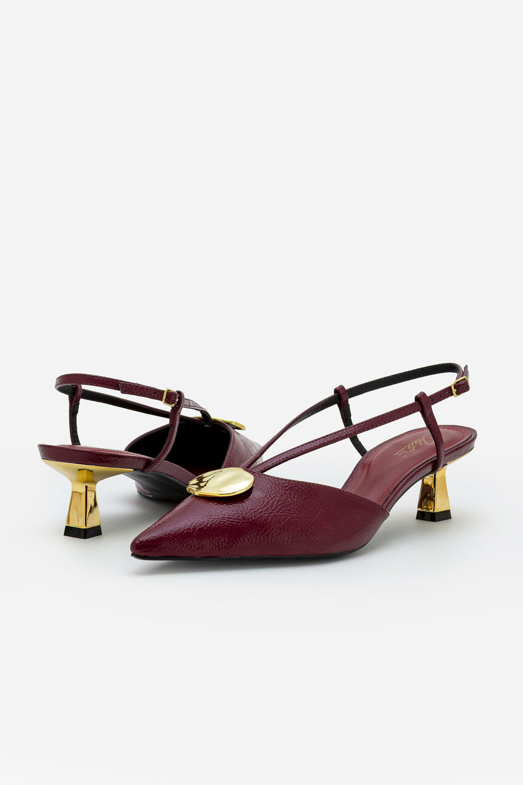 Chanel Elegante com Enfeite e Salto Metálico Bordo