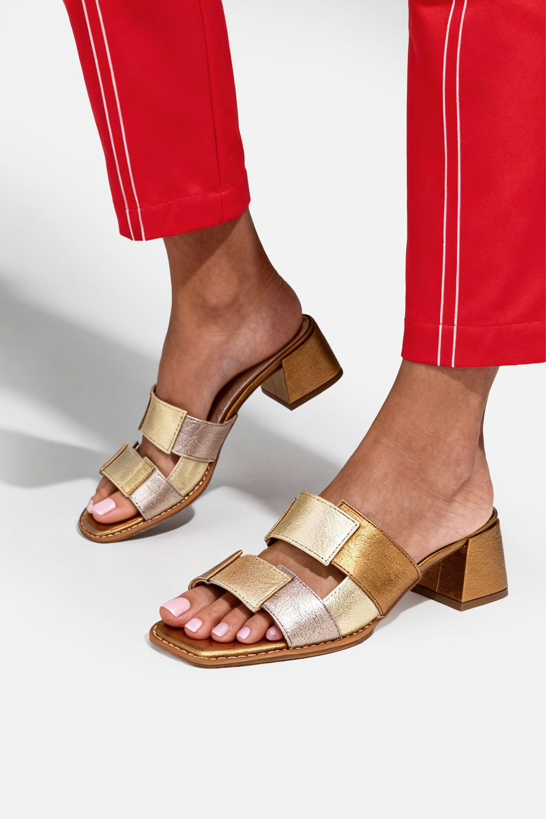 Mule em Couro com Recortes e Salto Bloco Bronze