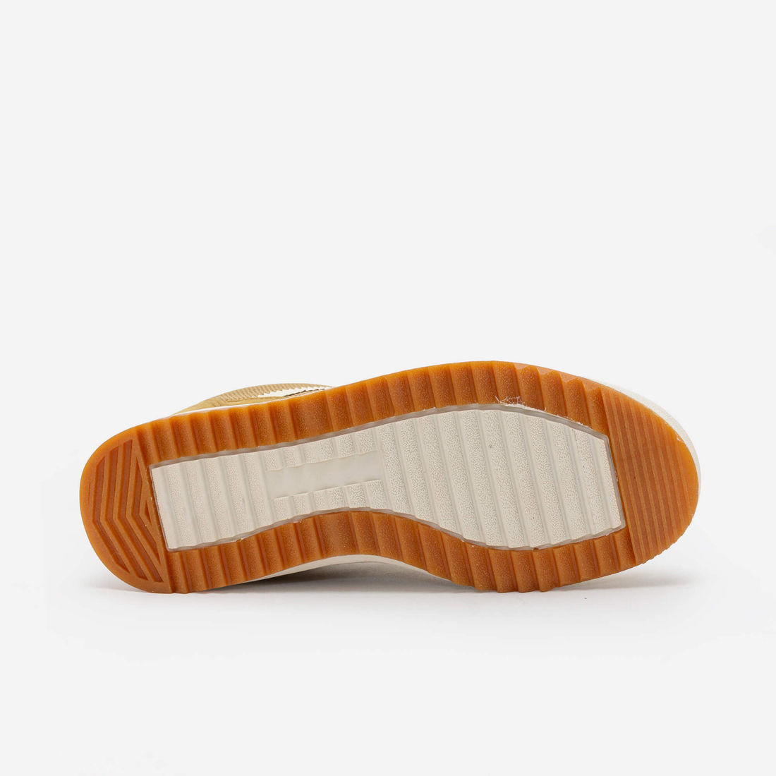 Tênis em Camurça com Sola Esportiva Bege Tênis em Camurça com Sola Esportiva Bege