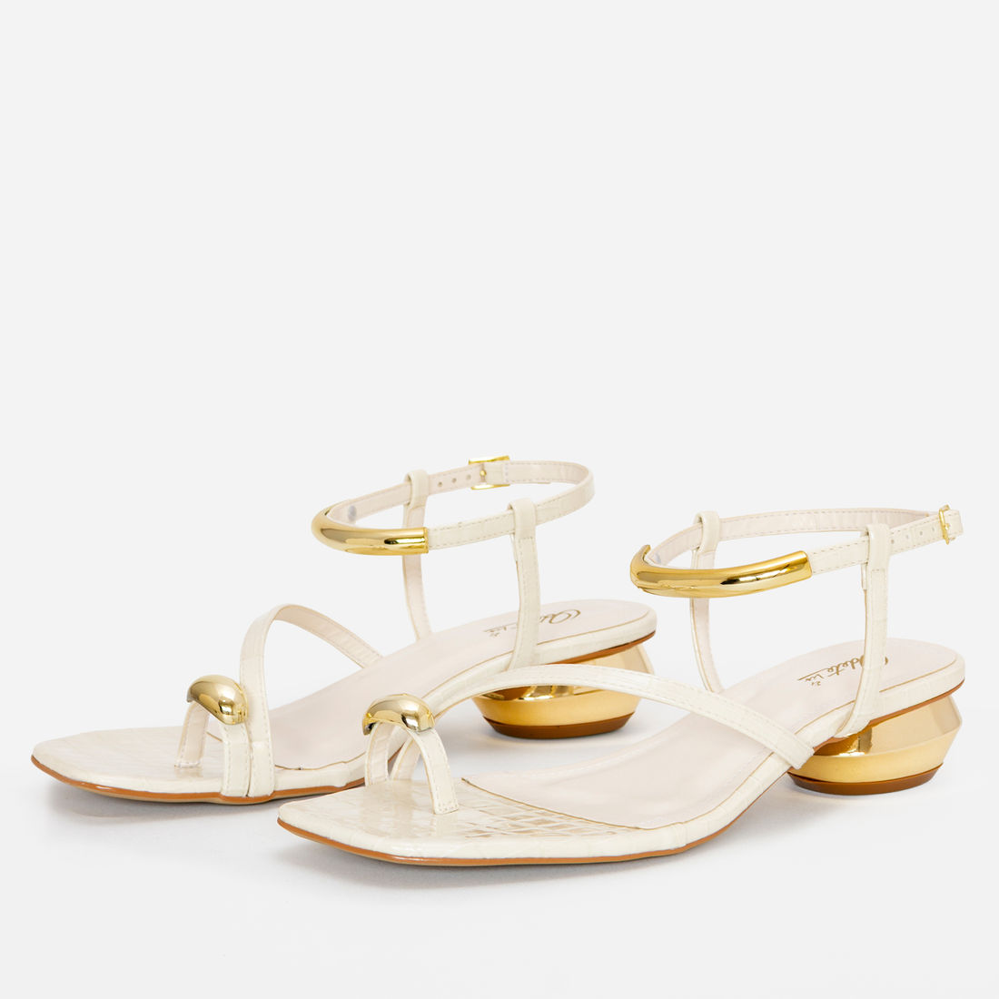 Sandália Croco com Enfeites Metálicos e Salto Cromado Off White Sandália Croco com Enfeites Metálicos e Salto Cromado Off White