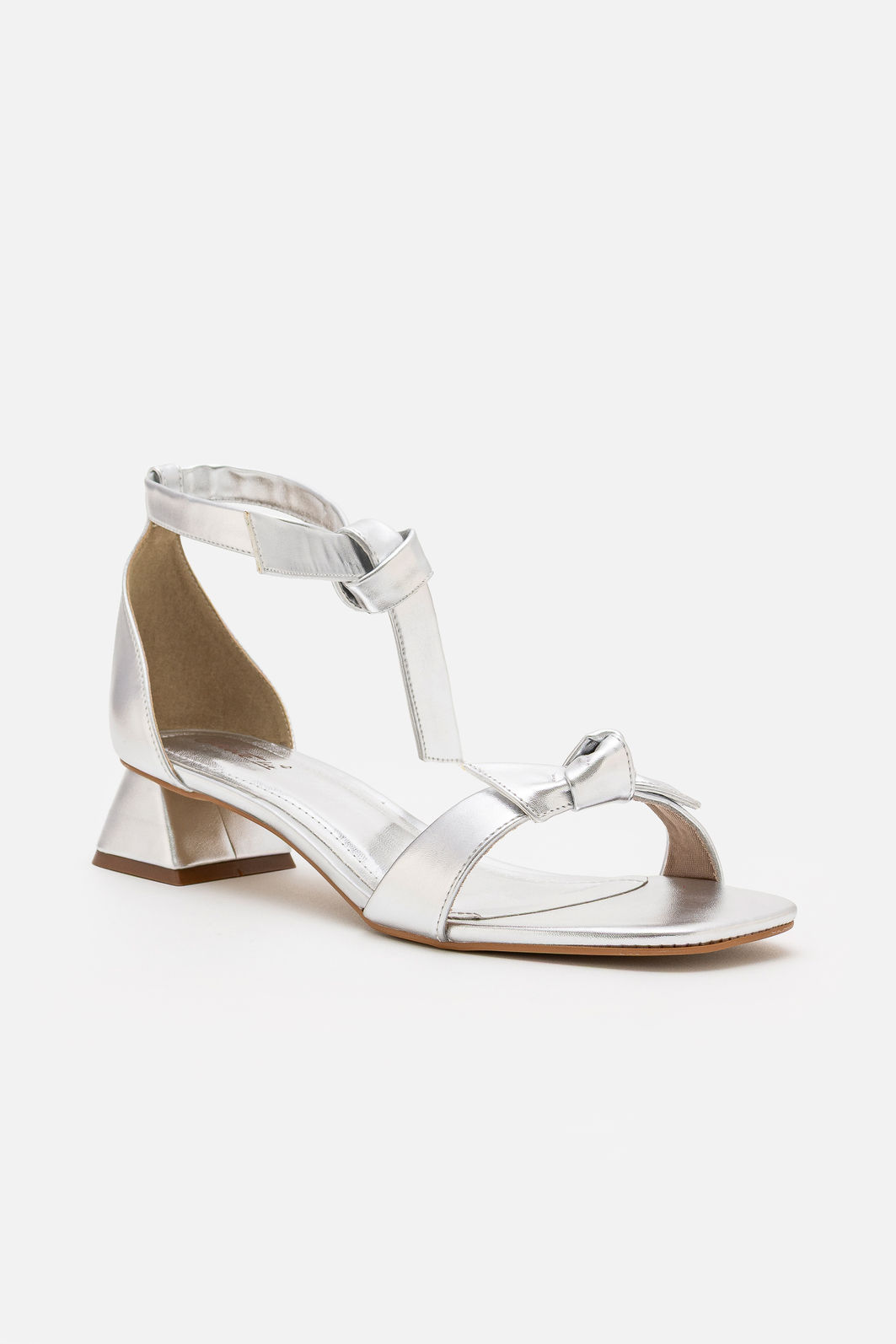 Sandália com Laço e Salto Baixo Prata Sandália com Laço e Salto Baixo Prata