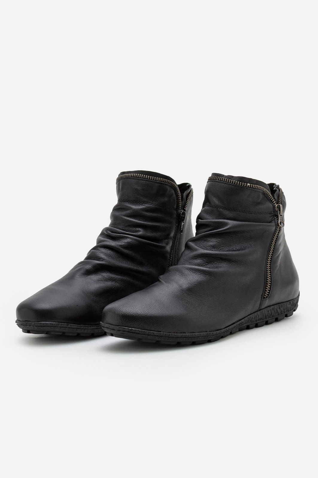 Bota em Couro com Cano Franzido em Sola de Borracha Preto Bota em Couro com Cano Franzido em Sola de Borracha Preto