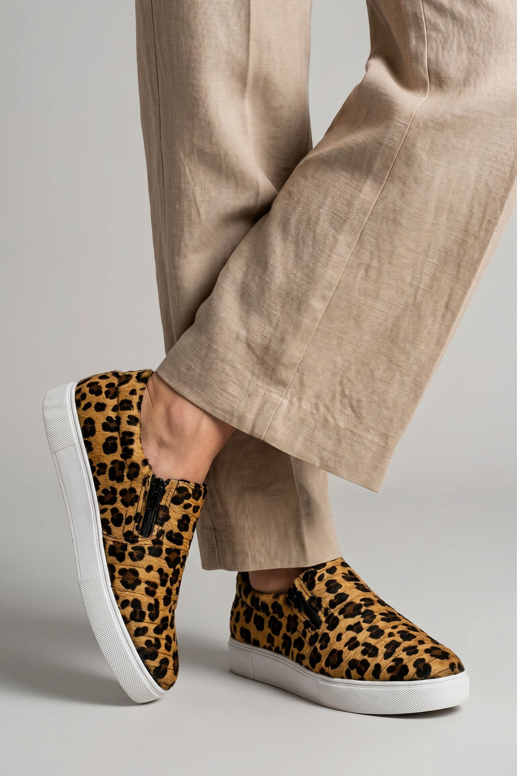 Tênis Slip On com Recortes Onça