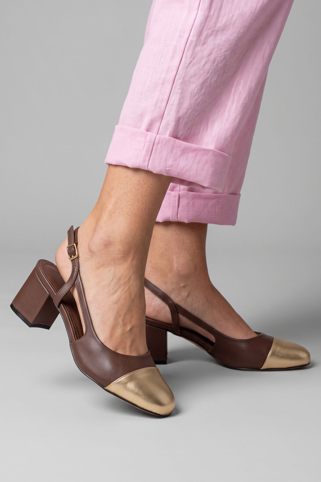 Slingback com Biqueira Ouro e Salto Bloco Marrom Slingback com Biqueira Ouro e Salto Bloco Marrom