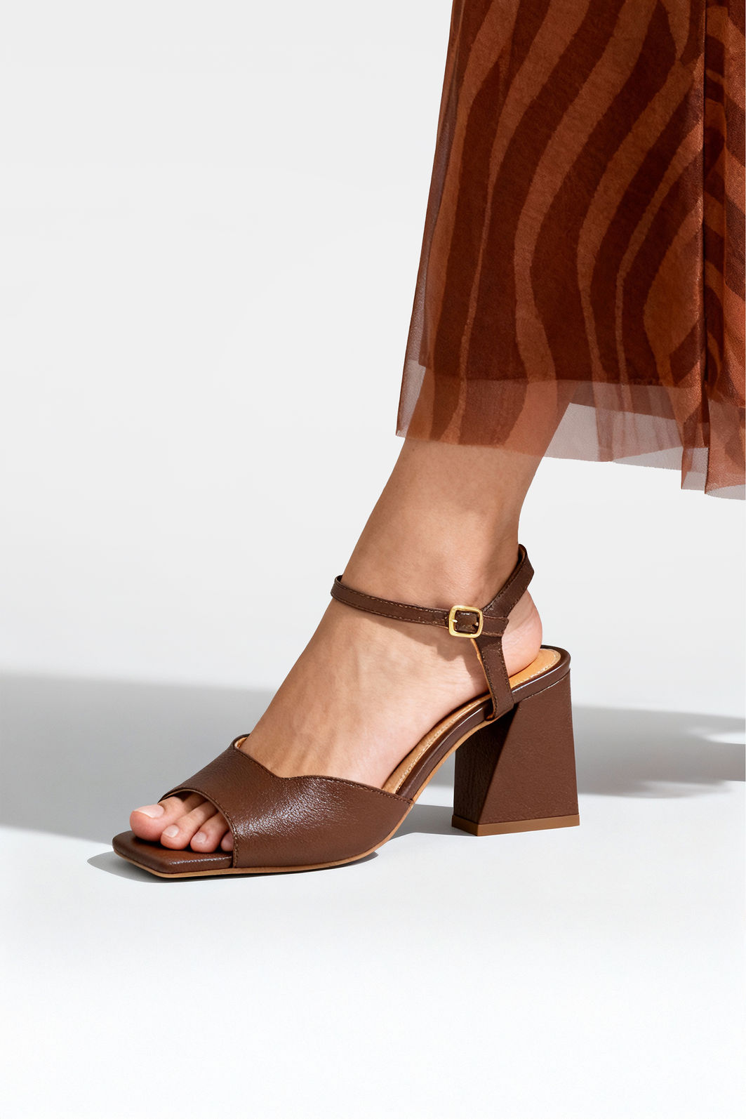 Sandália Elegante com Salto Bloco em Couro Café Sandália Elegante com Salto Bloco em Couro Café